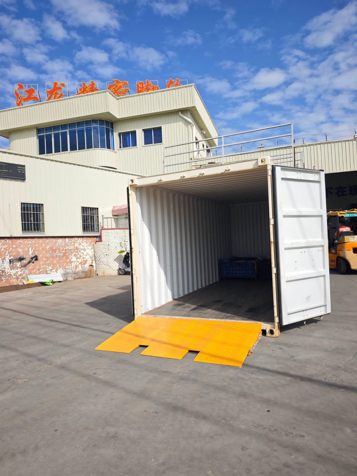 8吨重型集装箱车斜坡（152千克）